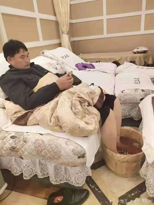 大衣哥朱之文去足浴店做保健足疗了