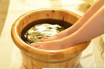 能不能一边泡脚、一边艾灸?